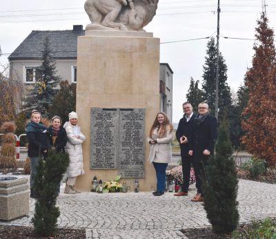 Pomnik pamięci w centrum Szczedrzyka po renowacji